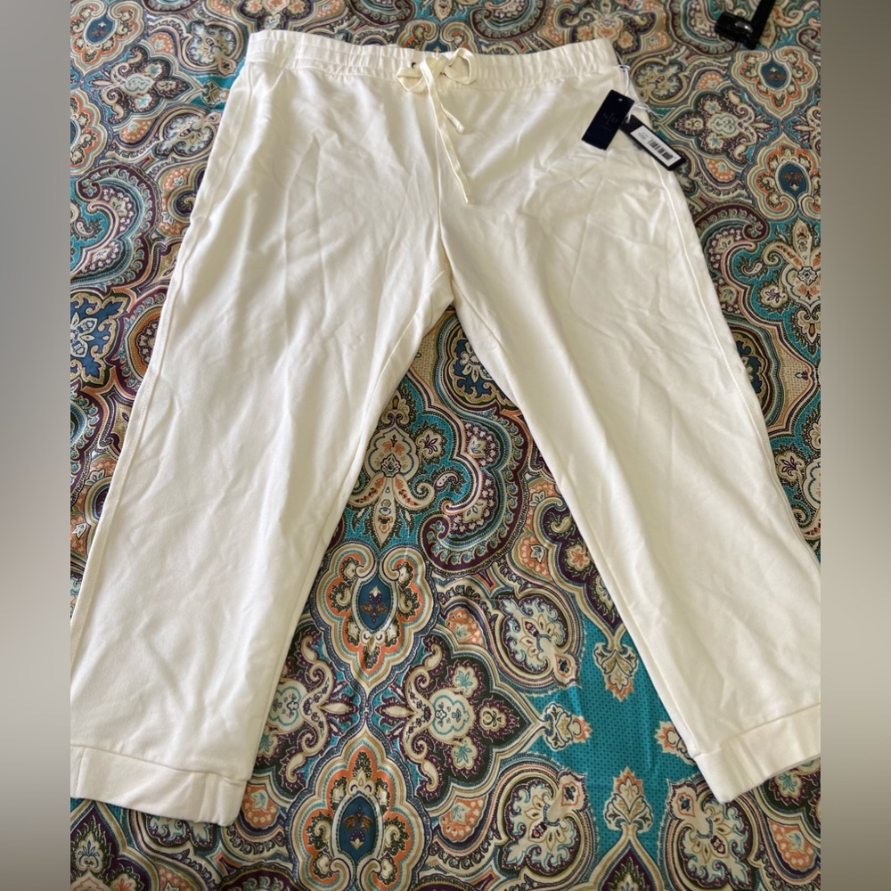 Brand new NYDJ ivory knit capris